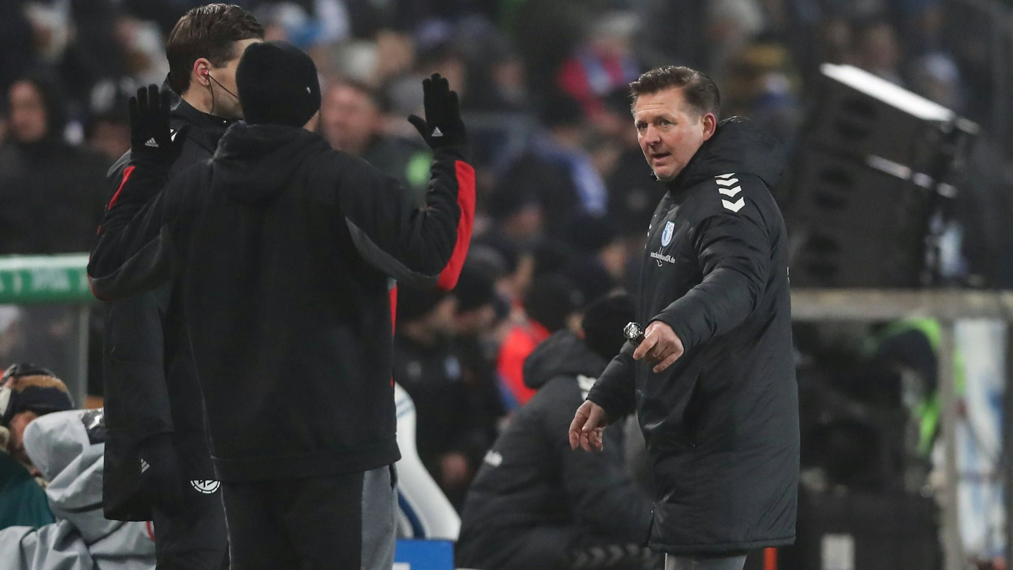 Christian Titz und Daniel Thioune gestikulieren an der Seitenlinie.