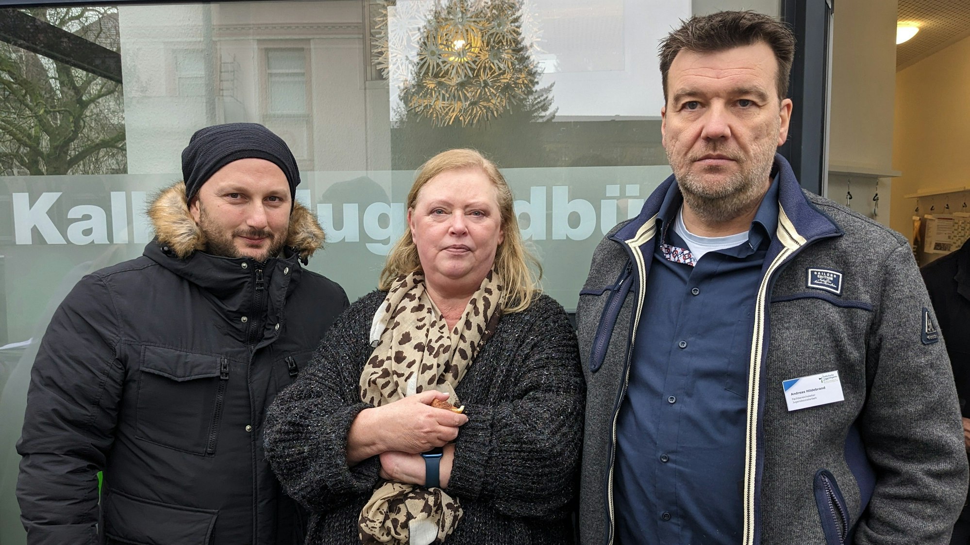 Orhan Bayraktar, Ute Esser und Andreas Hildebrand stehen vor dem Kalker Jugendbüro.