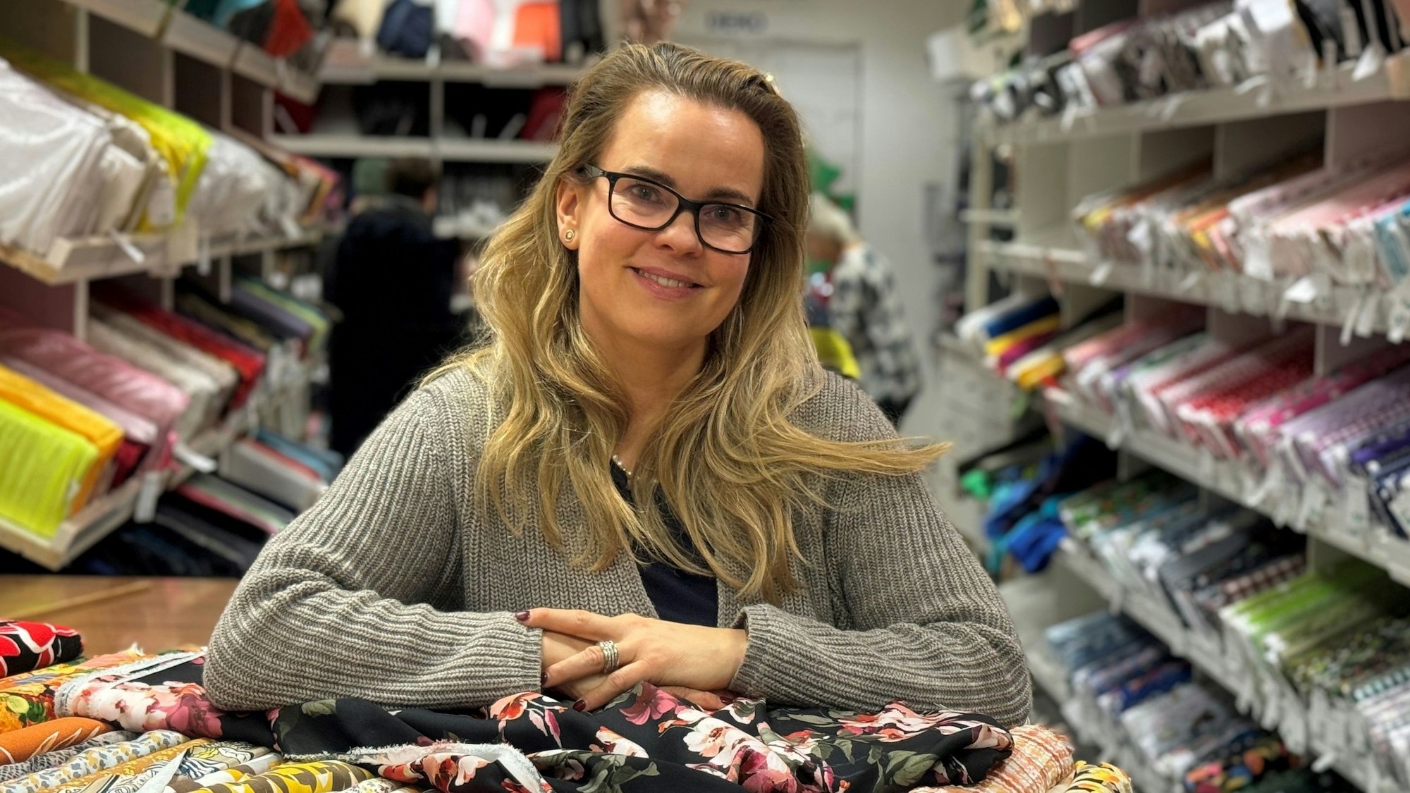 Die Besitzerin Sandra Hascke-Hagdorn in ihrem Stoffladen.