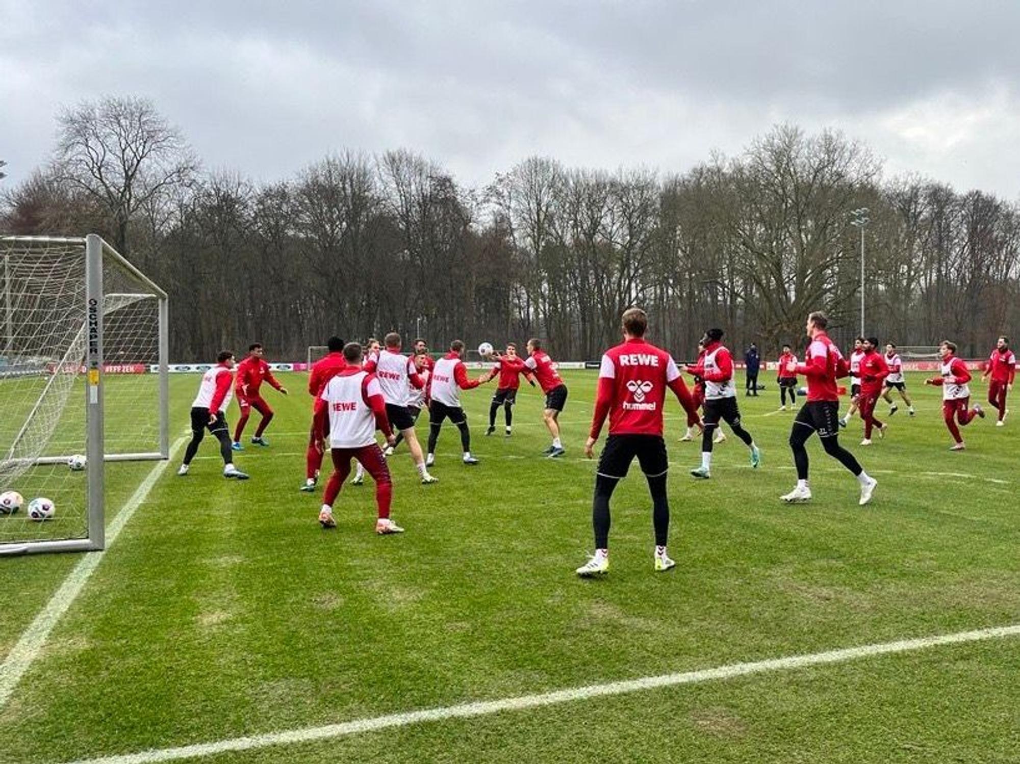 FC-Profis spielen Handball-Rugby im Training.
