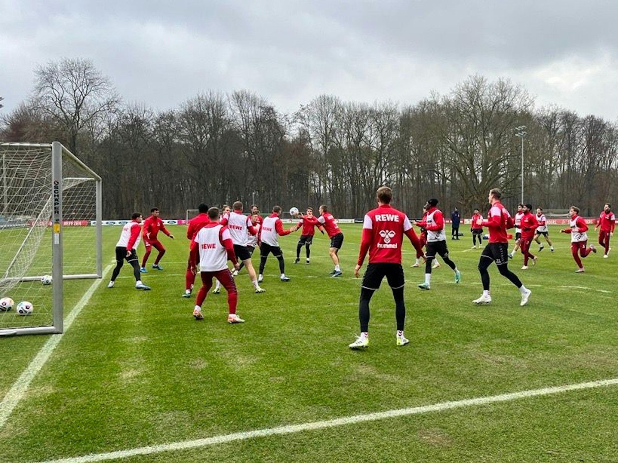 FC-Profis spielen Handball-Rugby im Training.