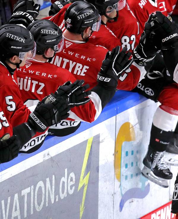 Torjubel nach dem 3:2 durch Maximilian Kammerer (Kölner Haie).