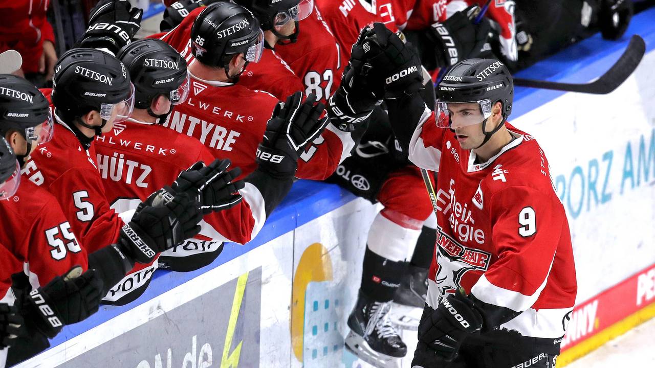 Torjubel nach dem 3:2 durch Maximilian Kammerer (Kölner Haie).