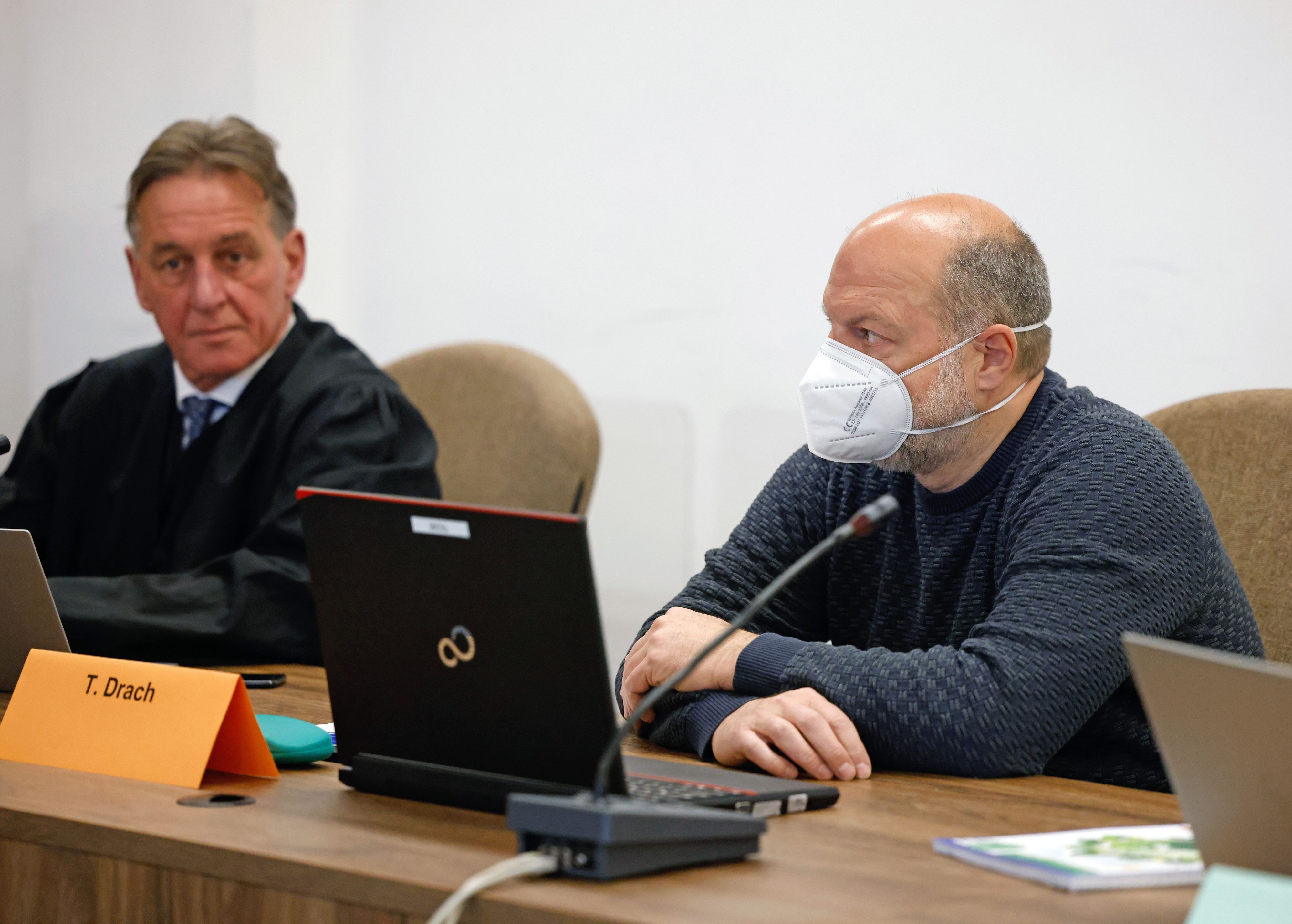 Der Angeklagte Thomas Drach sitzt neben seinem Verteidiger Andreas Kerkhof auf der Anklagebank im Gerichtssaal des Landgerichts Köln.