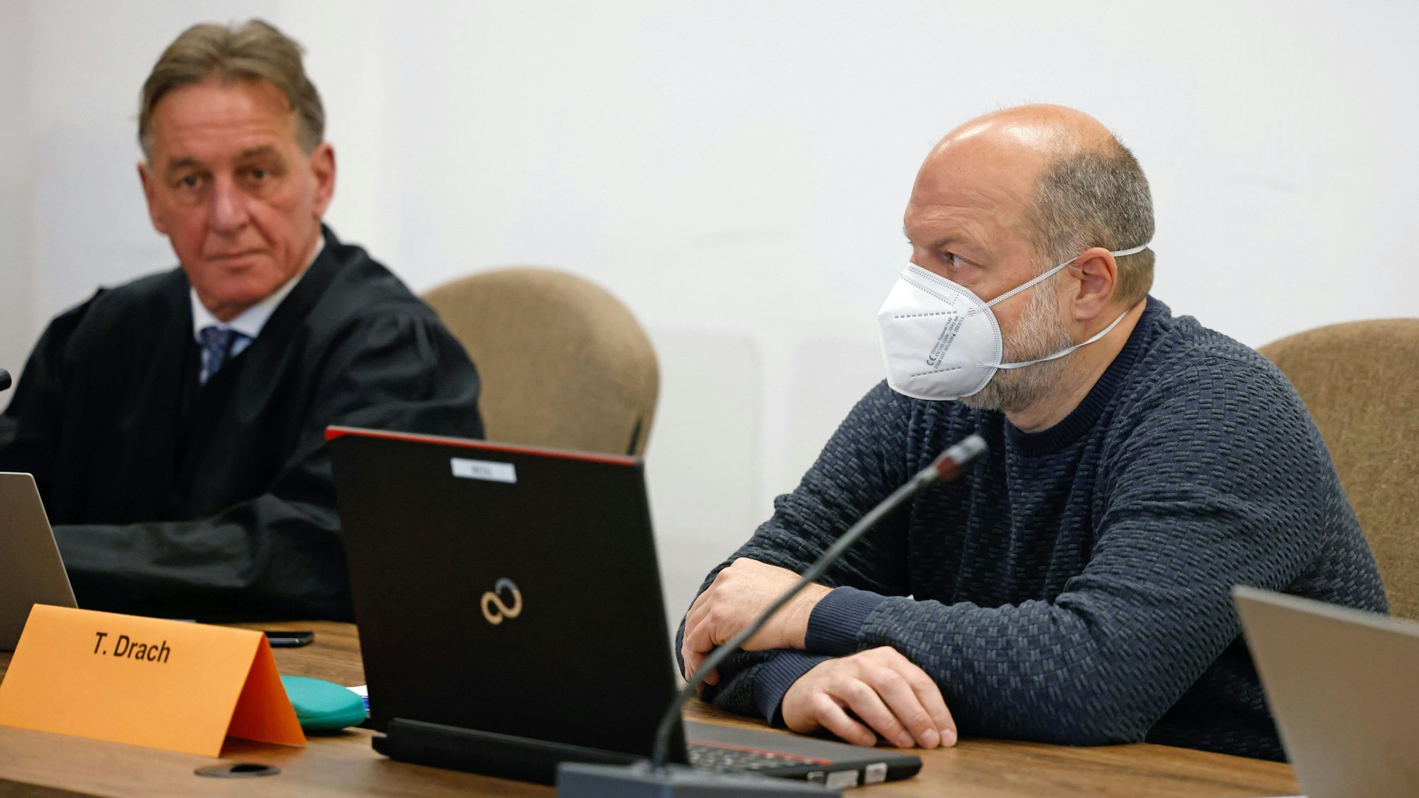 Der Angeklagte Thomas Drach sitzt neben seinem Verteidiger Andreas Kerkhof auf der Anklagebank im Gerichtssaal des Landgerichts Köln.