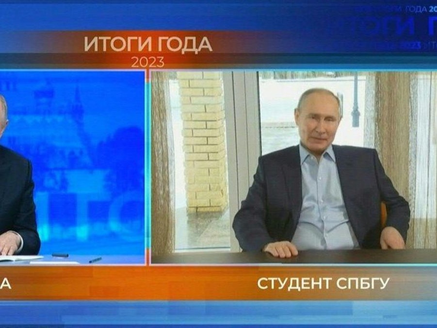 Bei seiner Jahrespressekonferenz hat sich Wladimir Putin von einer KI-Version seiner selbst befragen lassen. Das Deepfake-Double gibt sich als Student aus St. Petersburg aus und fragt Putin, ob es wahr sei, dass er viele Doppelgänger hat.