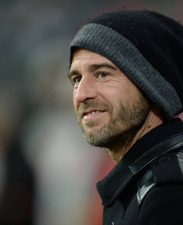 Mehmet Scholl steht in der Allianz-Arena.