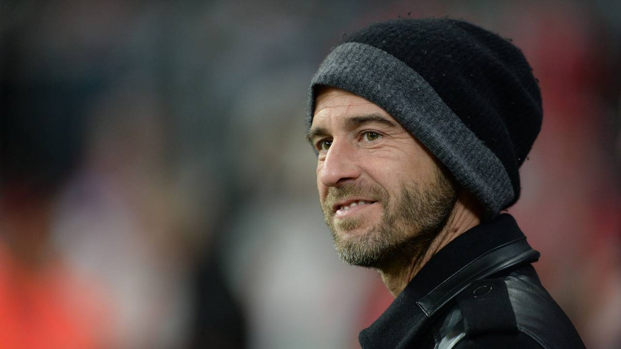 Mehmet Scholl steht in der Allianz-Arena.