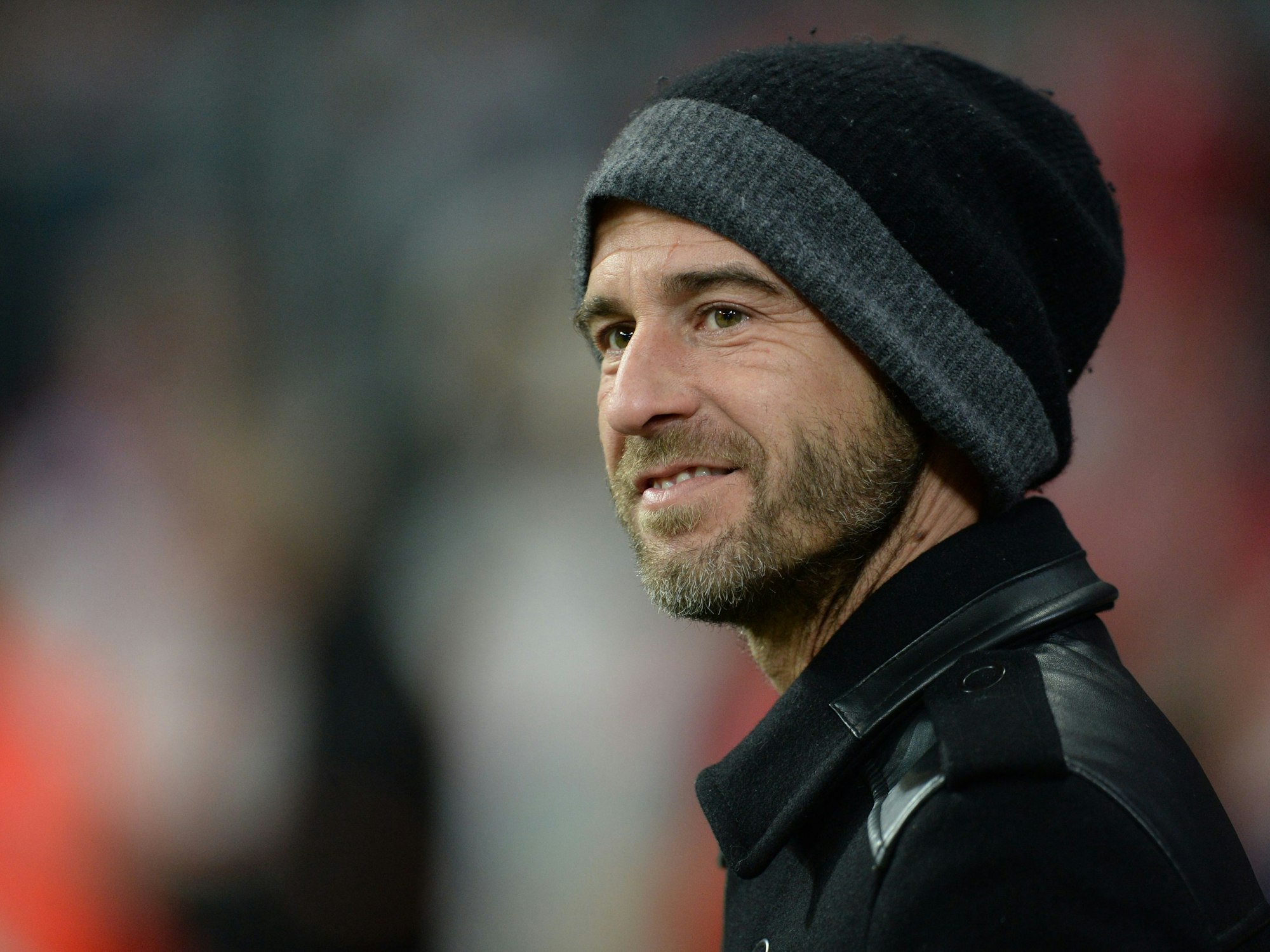 Mehmet Scholl steht in der Allianz-Arena.