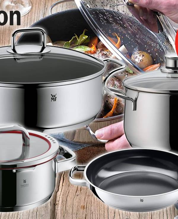 WMF Schmorpfanne und WMF Kochtöpfe, im Hintergrund ein Tisch mit gefülltem WMF Topf mit Gemüse.