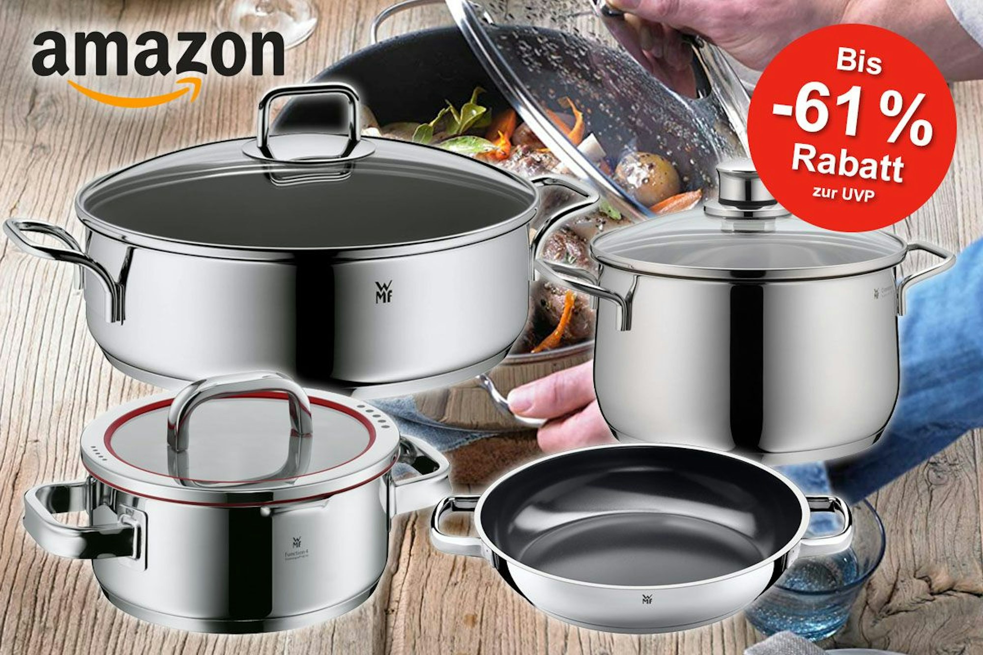 WMF Schmorpfanne und WMF Kochtöpfe, im Hintergrund ein Tisch mit gefülltem WMF Topf mit Gemüse.