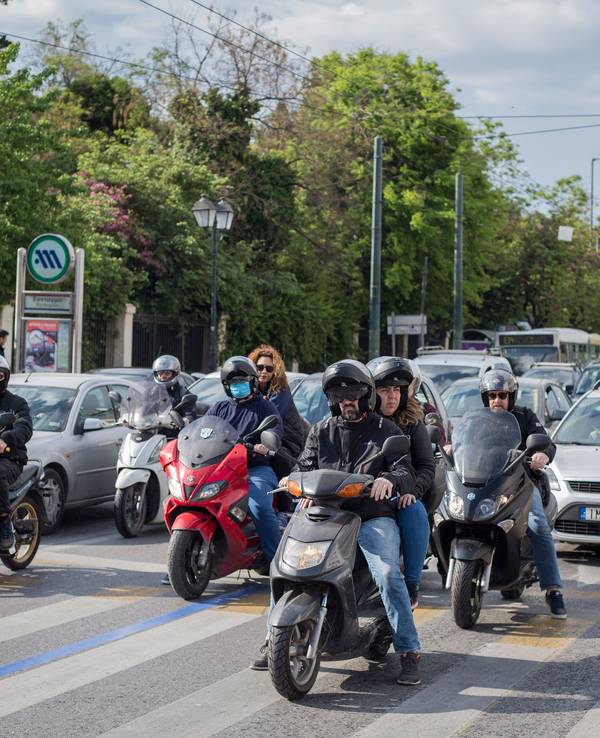 Autos und Motorräder warten im Zentrum von Athen an einer Verkehrsampel (2020). Die Maut in Griechenland wird deutlich teurer.