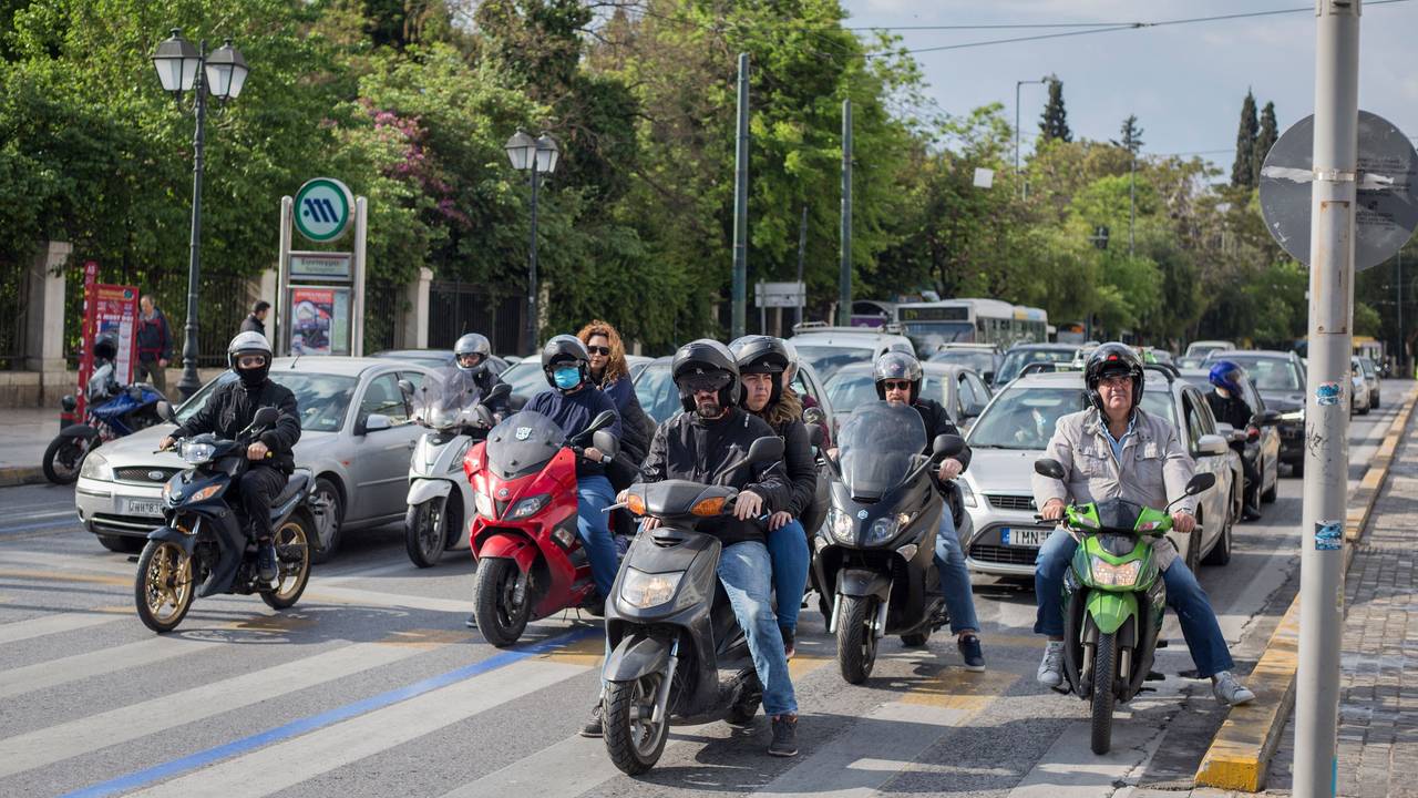 Autos und Motorräder warten im Zentrum von Athen an einer Verkehrsampel (2020). Die Maut in Griechenland wird deutlich teurer.