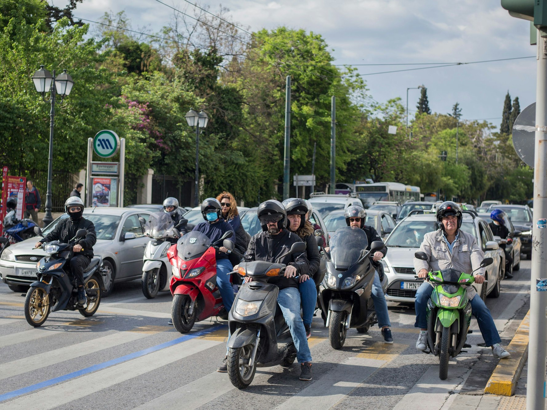 Autos und Motorräder warten im Zentrum von Athen an einer Verkehrsampel (2020). Die Maut in Griechenland wird deutlich teurer.