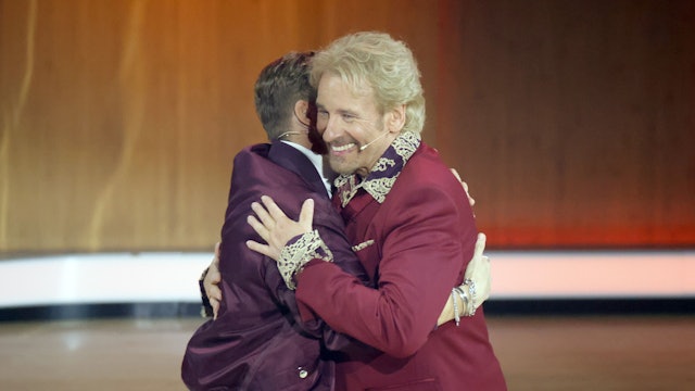 Moderator Thomas Gottschalk (r.) begrüßt Matthias Schweighöfer.