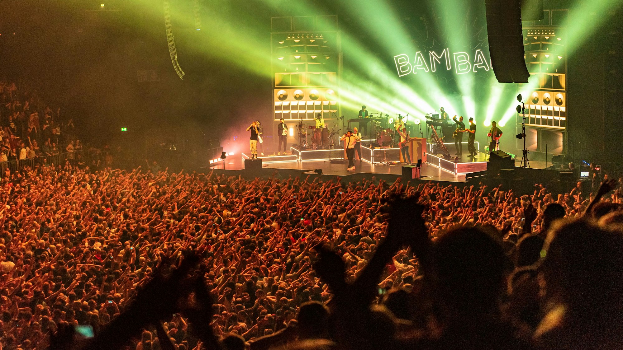 Blick in die volle Lanxess-Arena beim Konzert von Seeed im Jahr 2019.