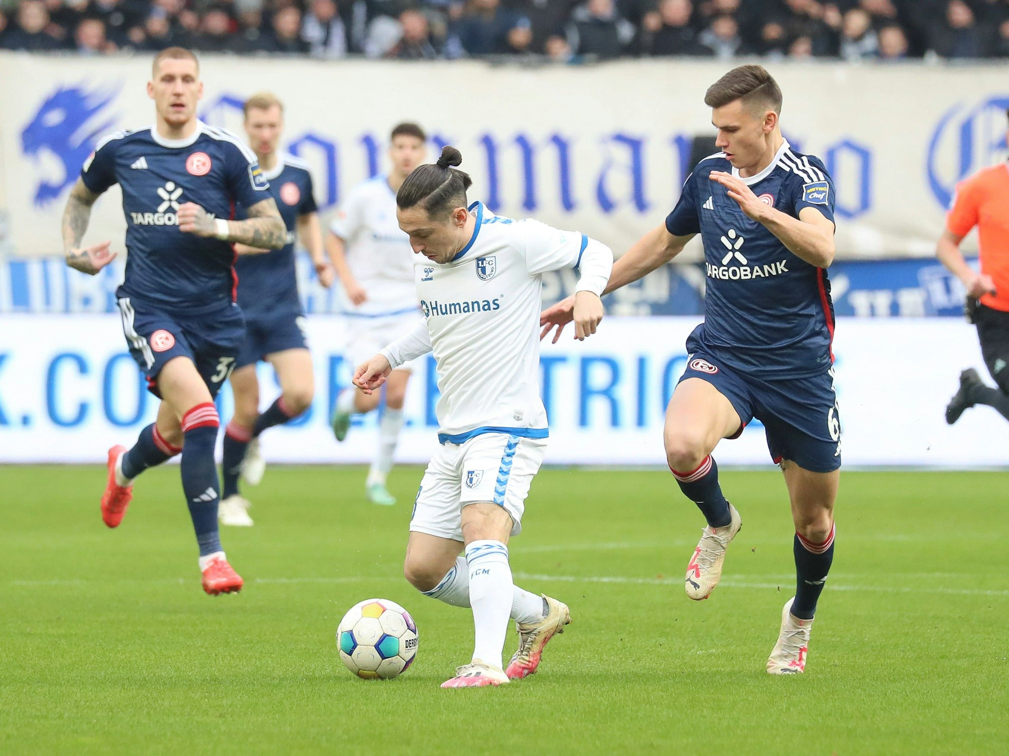 Magdeburgs Baris Atik und Fortuna Düsseldorfs Yannik Engelhardt kämpfen um den Ball.