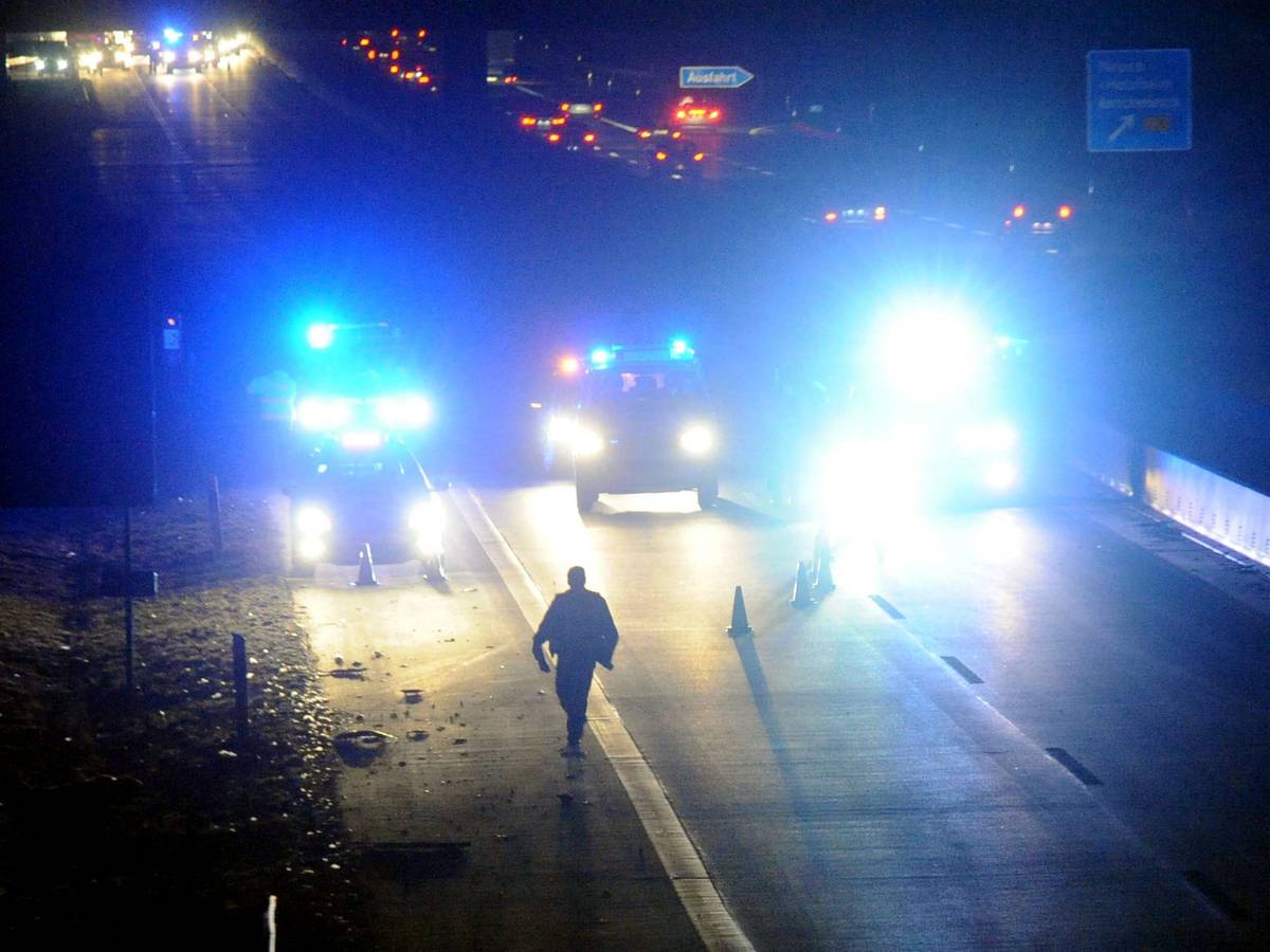 Einsatzkräfte der Polizei auf einer Autobahn (Symbolfoto).