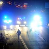 Einsatzkräfte der Polizei auf einer Autobahn (Symbolfoto).