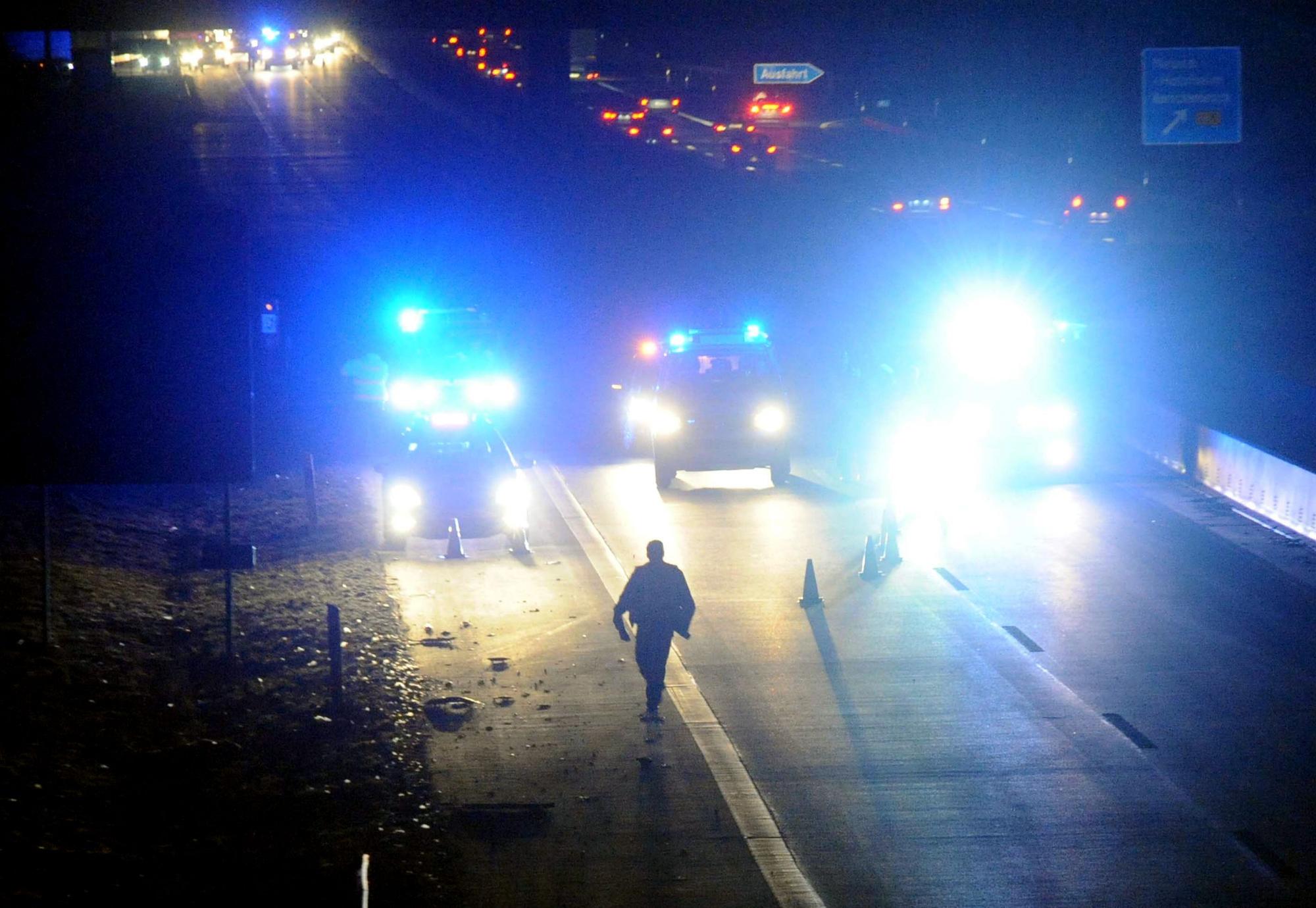 Einsatzkräfte der Polizei auf einer Autobahn (Symbolfoto).