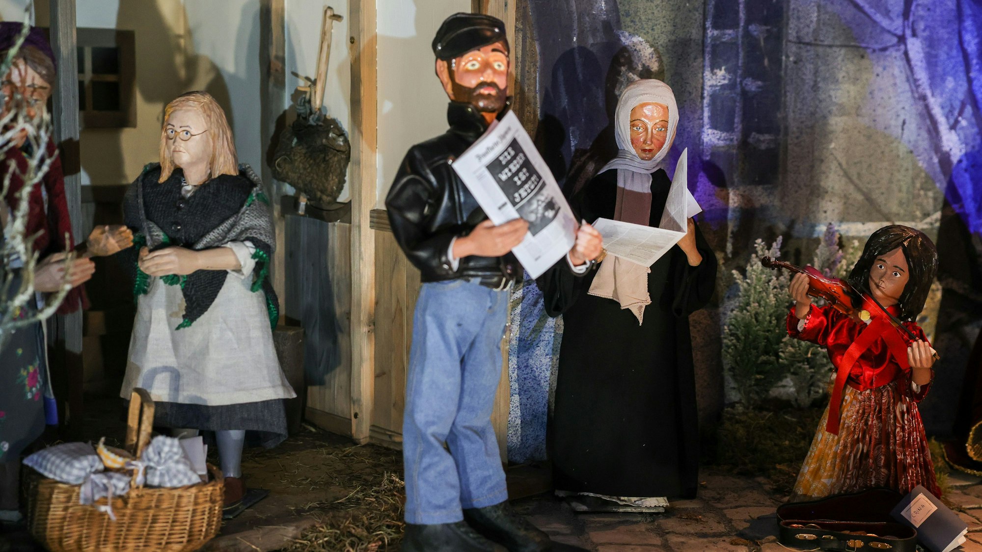 Die Milieu-Krippe in der Kirche St. Maria in Lyskirchen. Eine Detailaufnahme von vier Figuren.