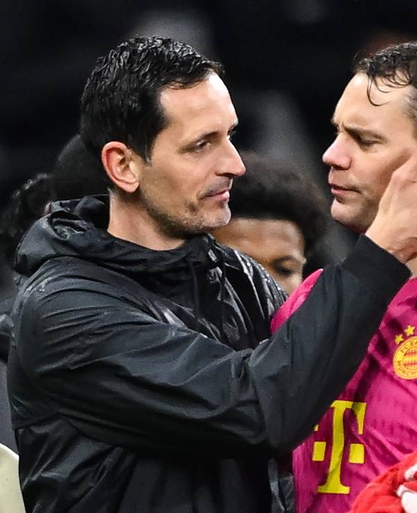Frankfurt-Trainer Dino Toppmöller verabschiedet sich nach dem Spiel von Manuel Neuer.