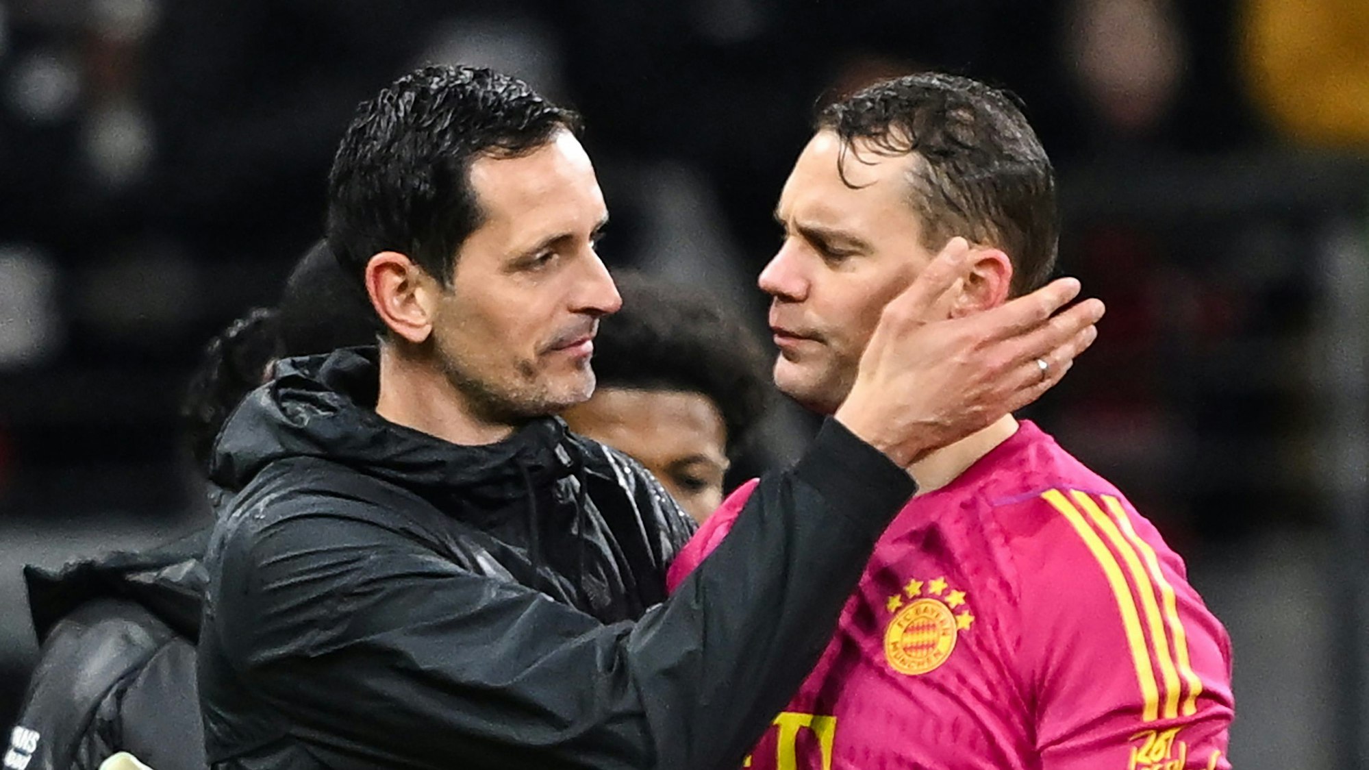 Frankfurt-Trainer Dino Toppmöller verabschiedet sich nach dem Spiel von Manuel Neuer.