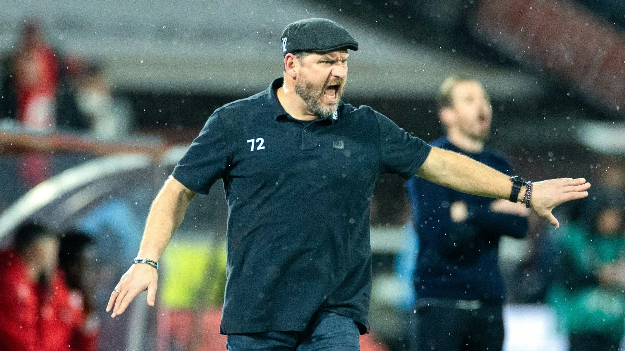 Steffen Baumgart gibt bei einem Spiel des 1. FC Köln lautstarke Anweisungen.