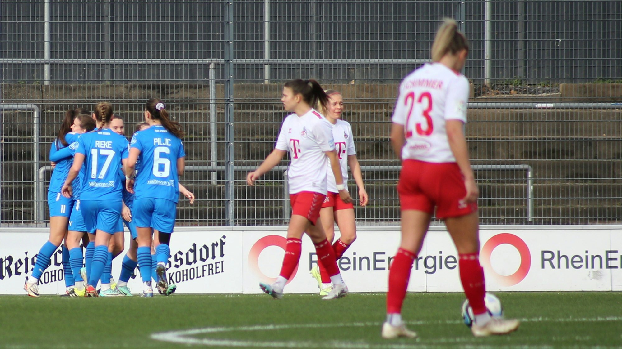 Im Hintergrund jubeln die Essener Spielerinnen über den Führungstreffer, im Vordergrund sind drei enttäuschte FC-Spielerinnen zu sehen.