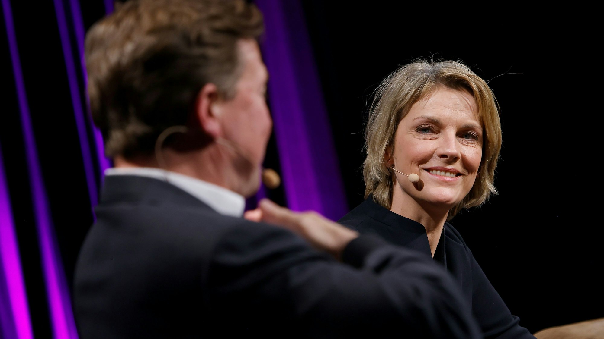 Marietta Slomka spricht mit Steffen Seibert.