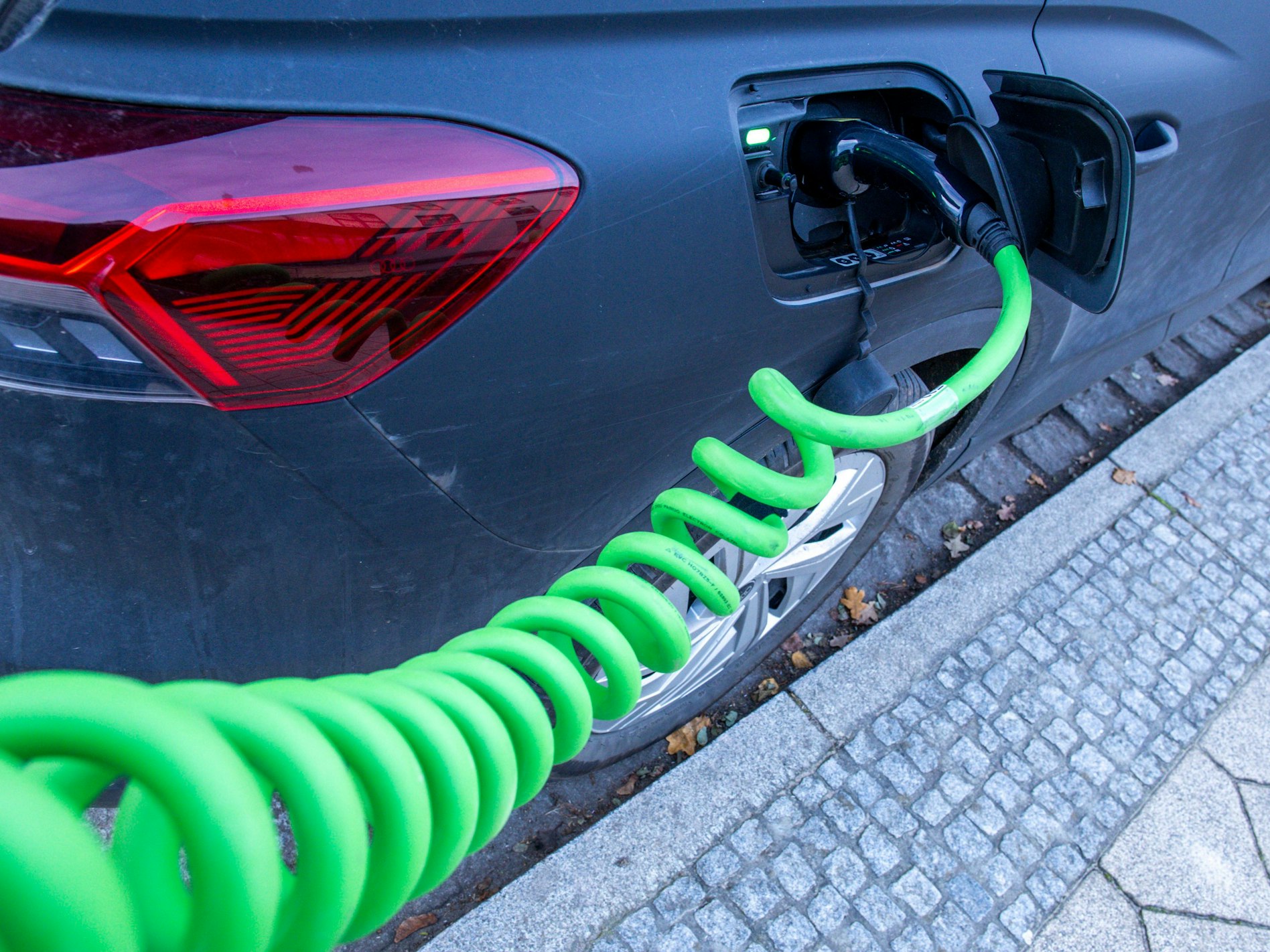 An der Ladesäule eines regionalen Stromanbieters wird ein Elektroauto mit Strom aufgeladen.