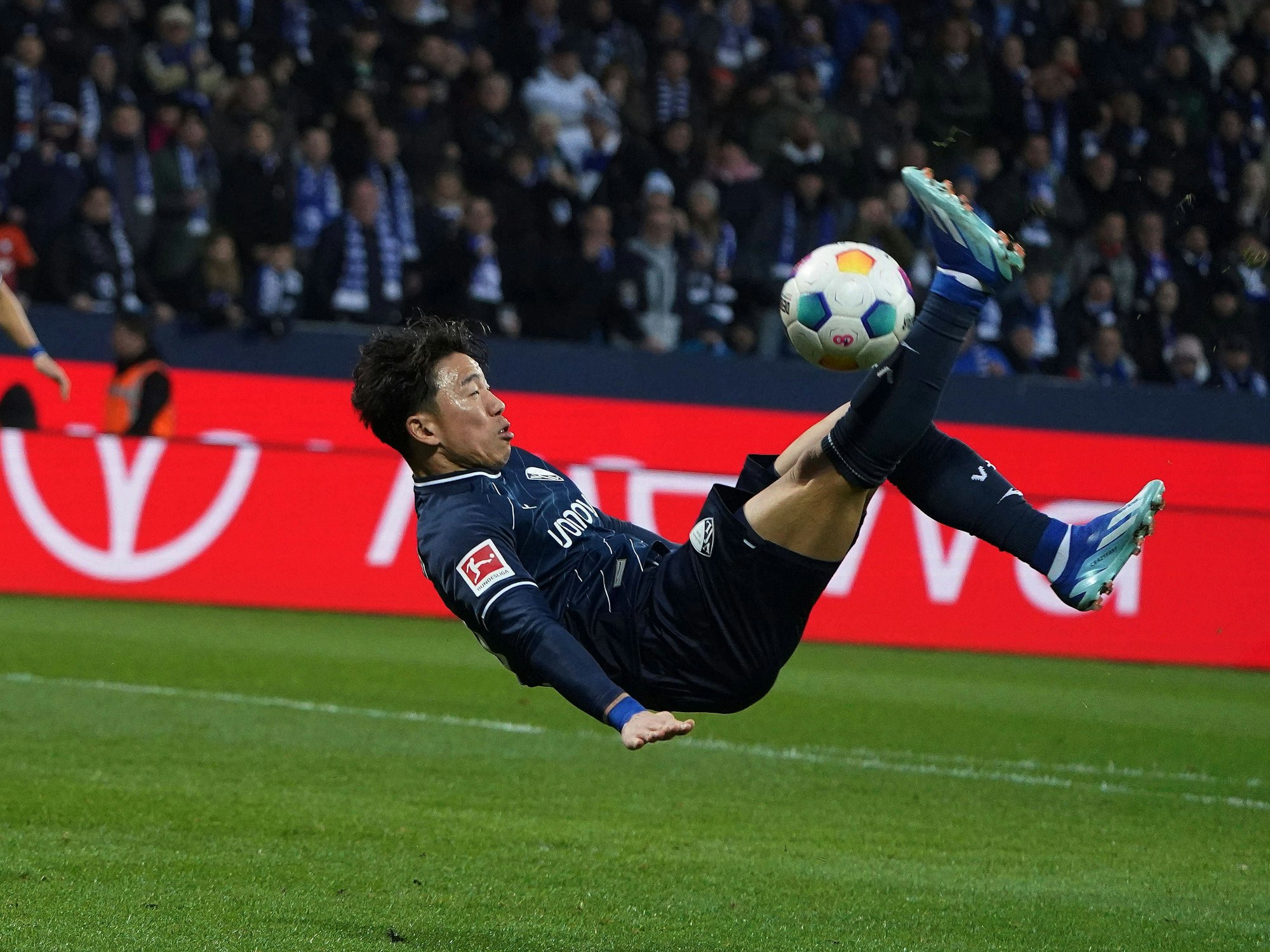 Takuma Asano holt zum Fallrückzieher aus.