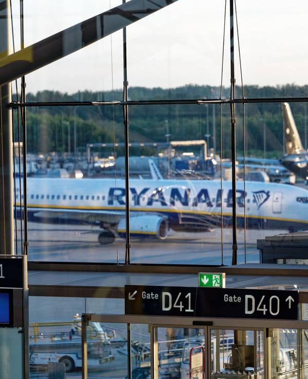 Eine Maschine der Fluggesellschaft Ryanair steht auf dem Flughafen Köln/Bonn auf dem Rollfeld.