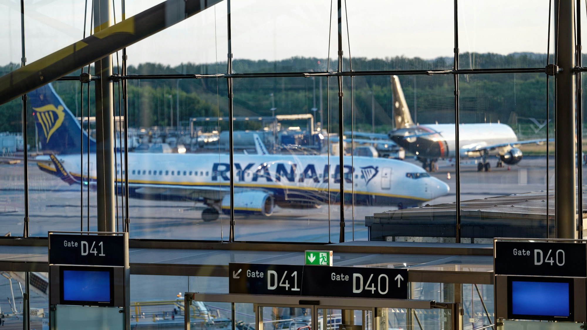 Eine Maschine der Fluggesellschaft Ryanair steht auf dem Flughafen Köln/Bonn auf dem Rollfeld.