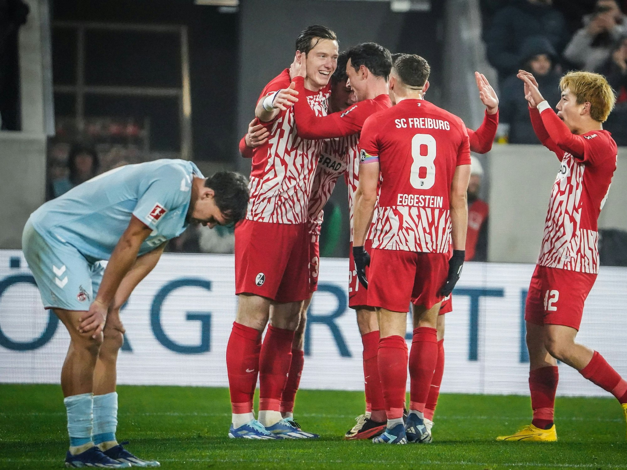 Die Spieler des SC Freiburg bejubeln den Führungstreffer zum 1:0 gegen den 1. FC Köln (17. Dezember 2023).