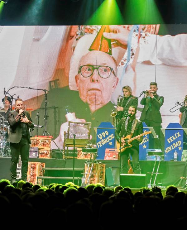 Eine Band steht auf einer Bühne.