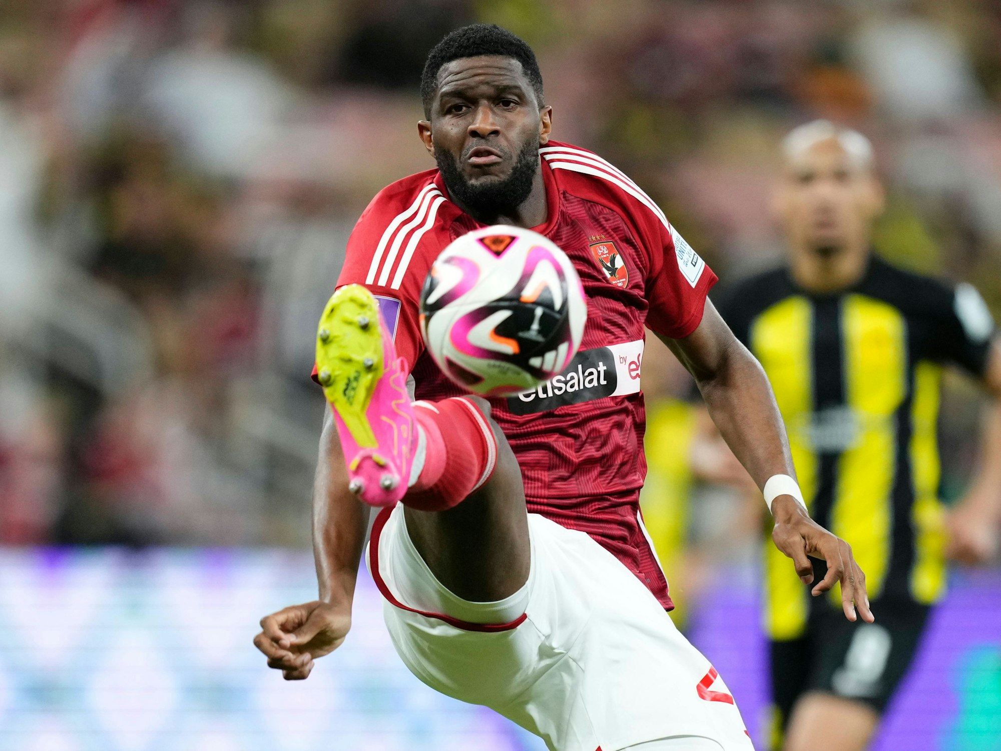 Anthony Modeste im Viertelfinale der Klub-WM bei der Ballannahme.