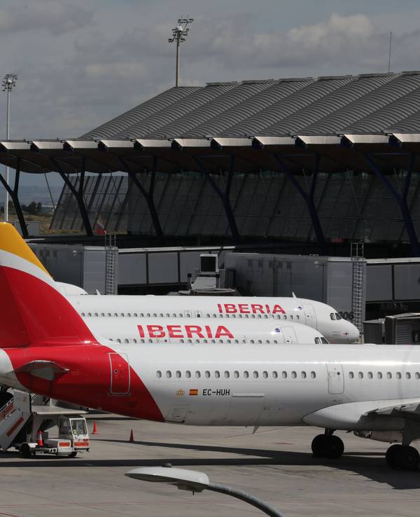 Mehrere Maschinen der spanischen Fluggesellschaft Iberia sind auf dem Flughafen Madrid geparkt.
