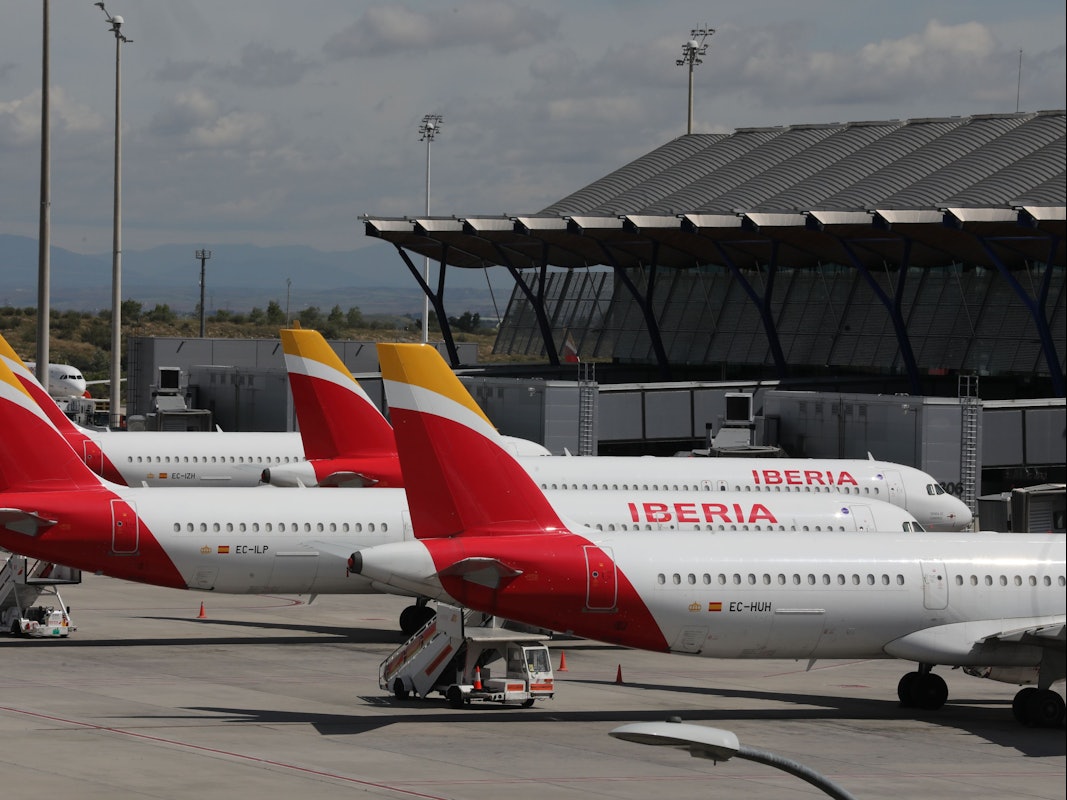 Mehrere Maschinen der spanischen Fluggesellschaft Iberia sind auf dem Flughafen Madrid geparkt.