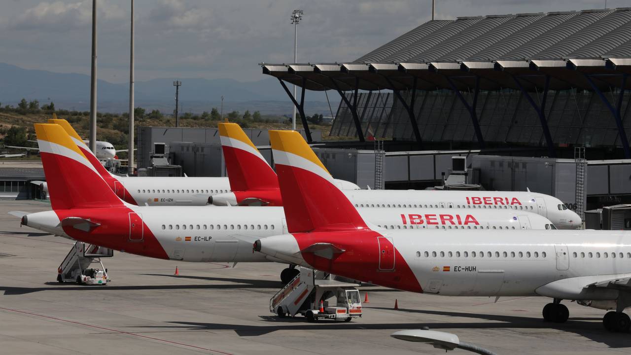 Mehrere Maschinen der spanischen Fluggesellschaft Iberia sind auf dem Flughafen Madrid geparkt.