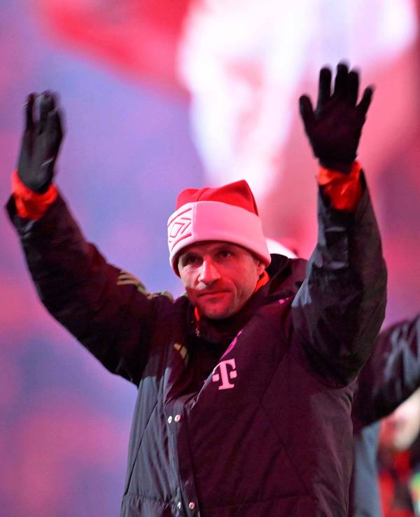 Thomas Müller jubelt zum Schluss mit Weihnachtsmütze.