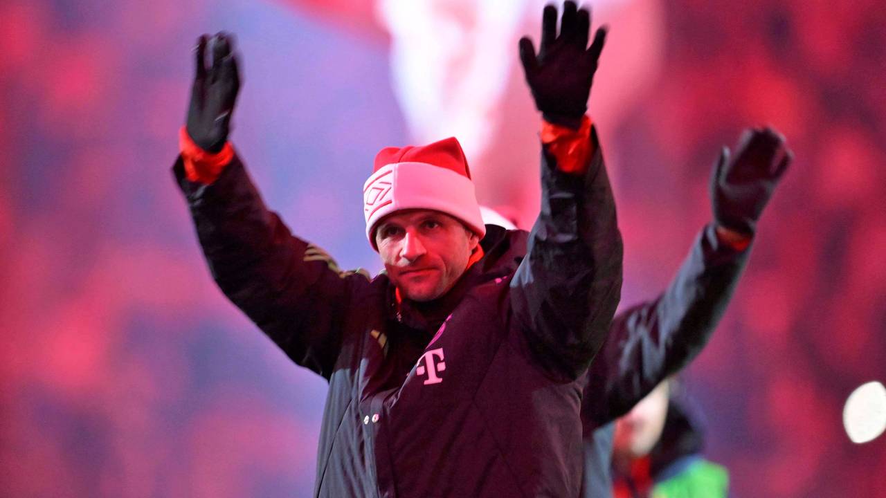 Thomas Müller jubelt zum Schluss mit Weihnachtsmütze.