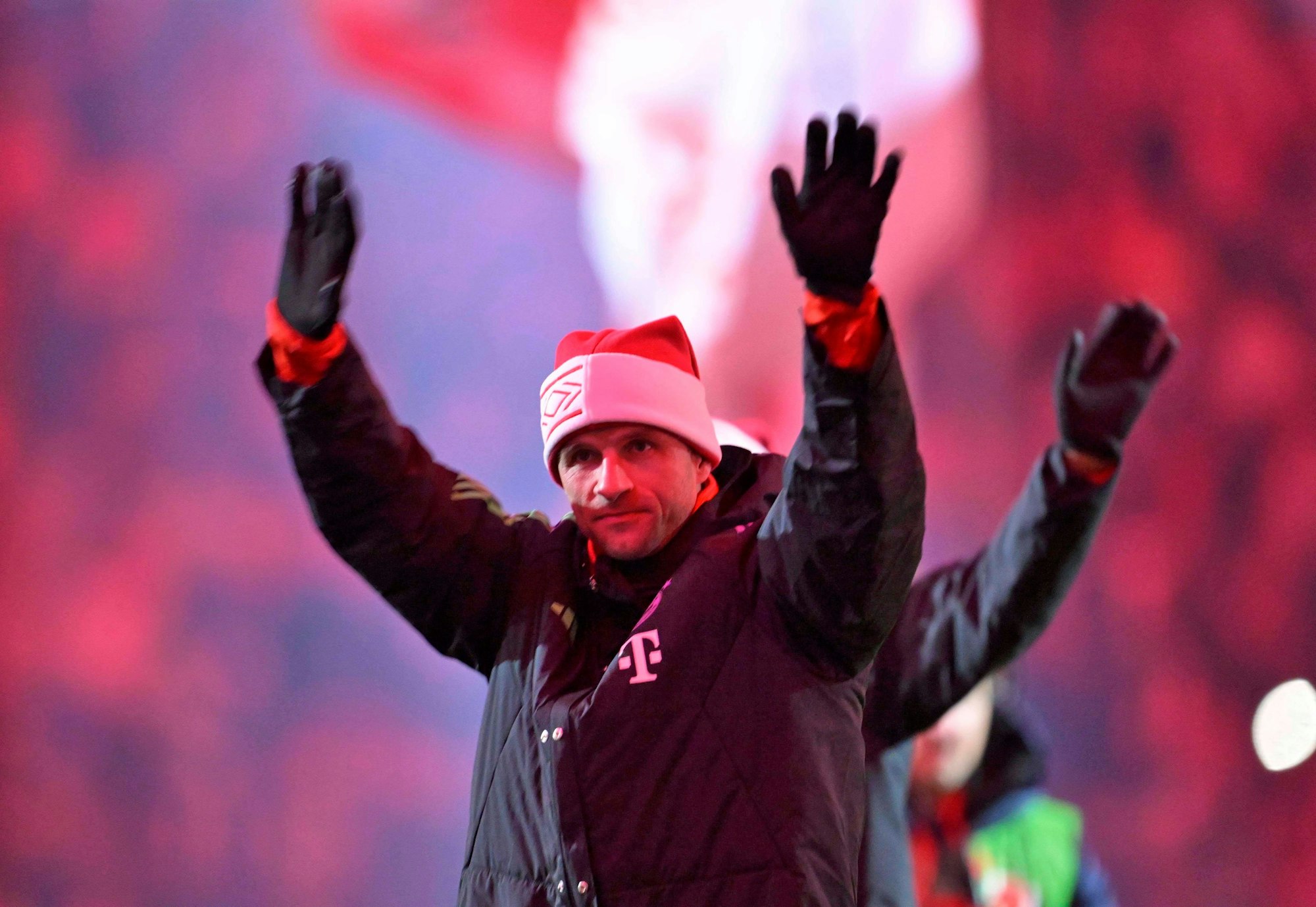 Thomas Müller jubelt zum Schluss mit Weihnachtsmütze.