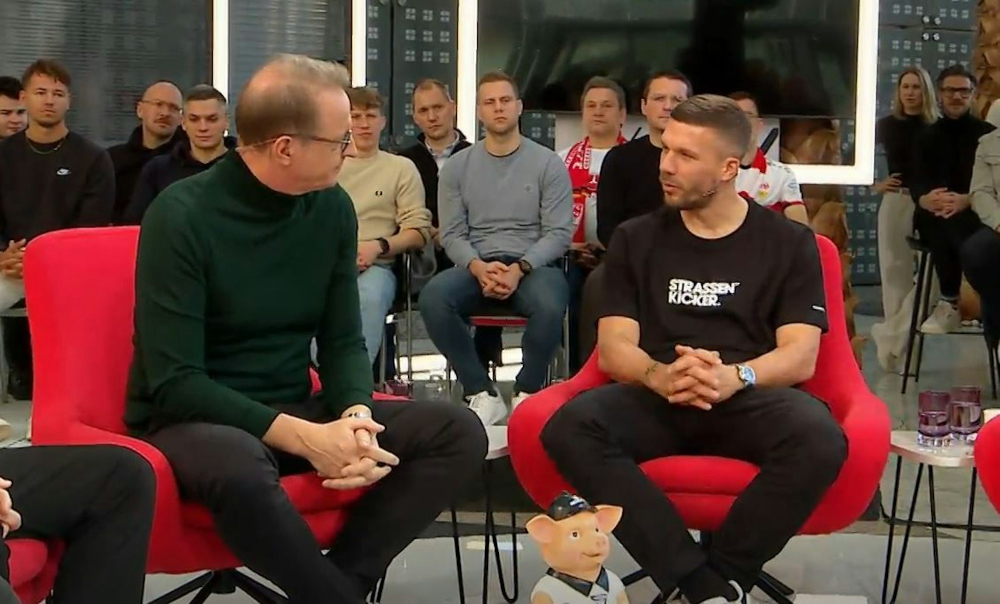 Lukas Podolski im Sport1-„Doppelpass“ im Gespräch mit Moderator Florian König.