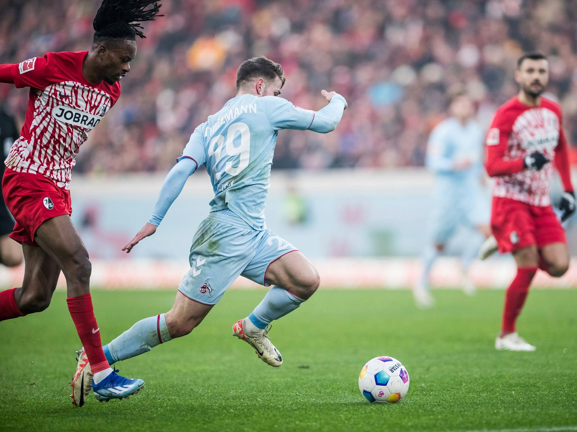 Jan Thielmann im Zweikampf mit Jordy Makengo.