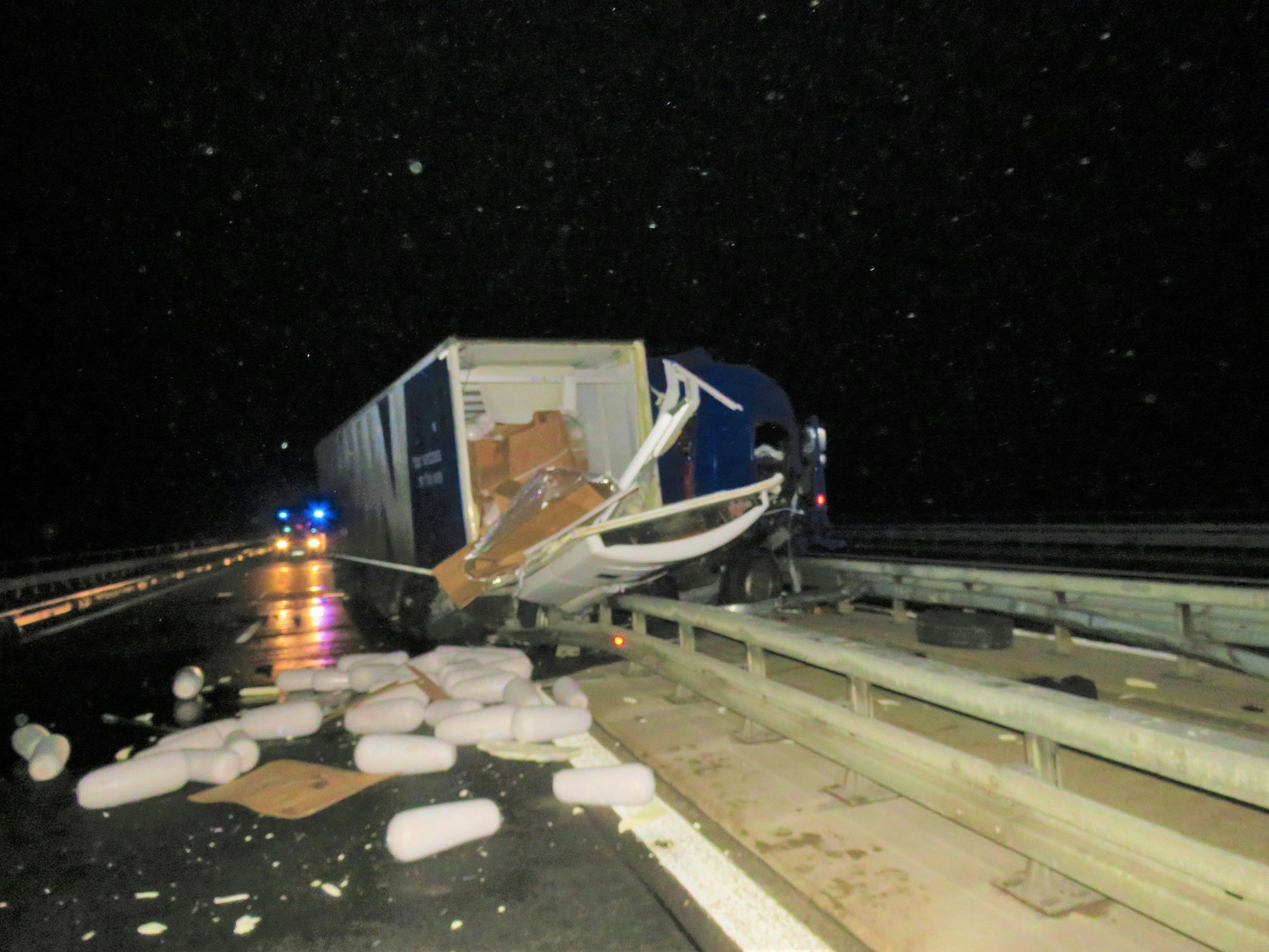 Dönerspieße liegen nach einem Lkw-Unfall auf der Autobahn 81.