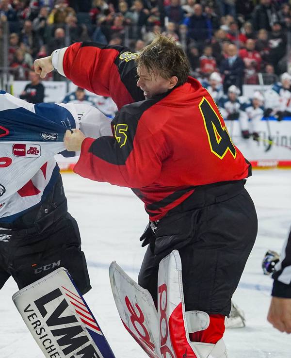 Haie-Goalie Tobias Ancicka (r.) und Nürnberg-Keeper Niklas Treutle lieferten sich am Sonntag (17. Dezember 2023) einen Kampf auf dem Eis.