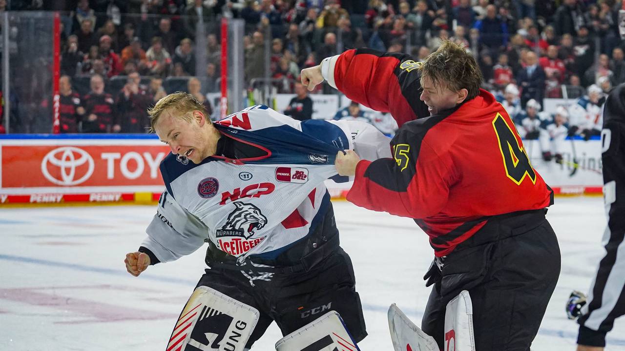 Haie-Goalie Tobias Ancicka (r.) und Nürnberg-Keeper Niklas Treutle lieferten sich am Sonntag (17. Dezember 2023) einen Kampf auf dem Eis.