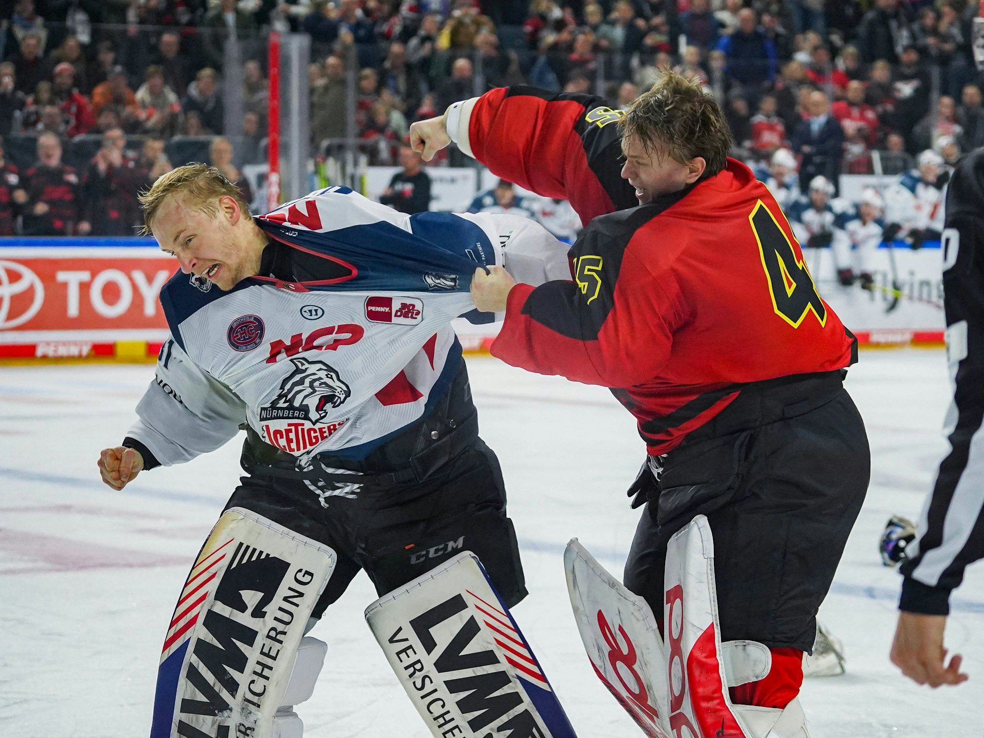Haie-Goalie Tobias Ancicka (r.) und Nürnberg-Keeper Niklas Treutle lieferten sich am Sonntag (17. Dezember 2023) einen Kampf auf dem Eis.