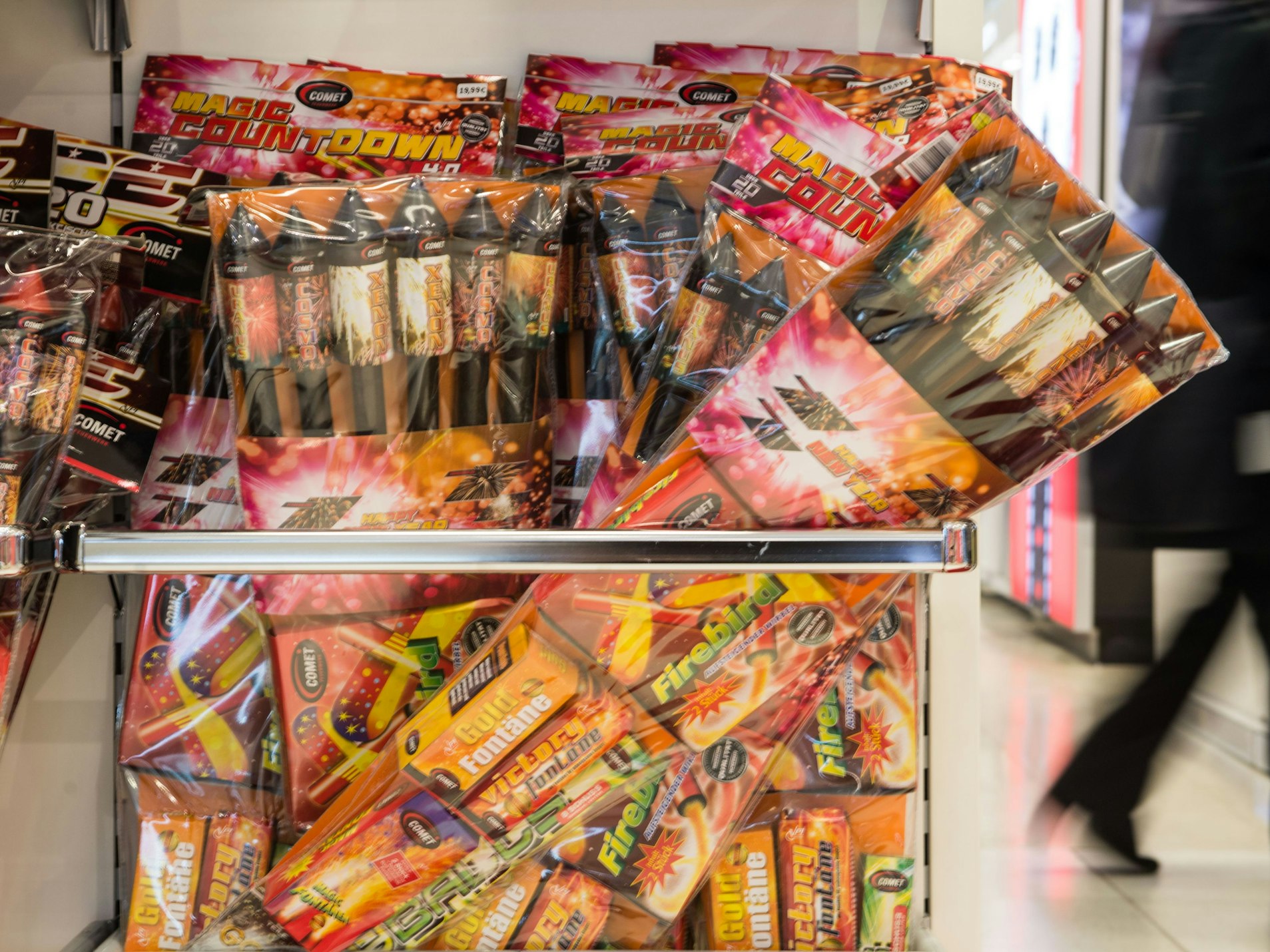 Feuerwerksraketen liegen am 29.12.2016 in einem Kaufhaus in Stuttgart (Baden-Württemberg) zum Verkauf bereit.